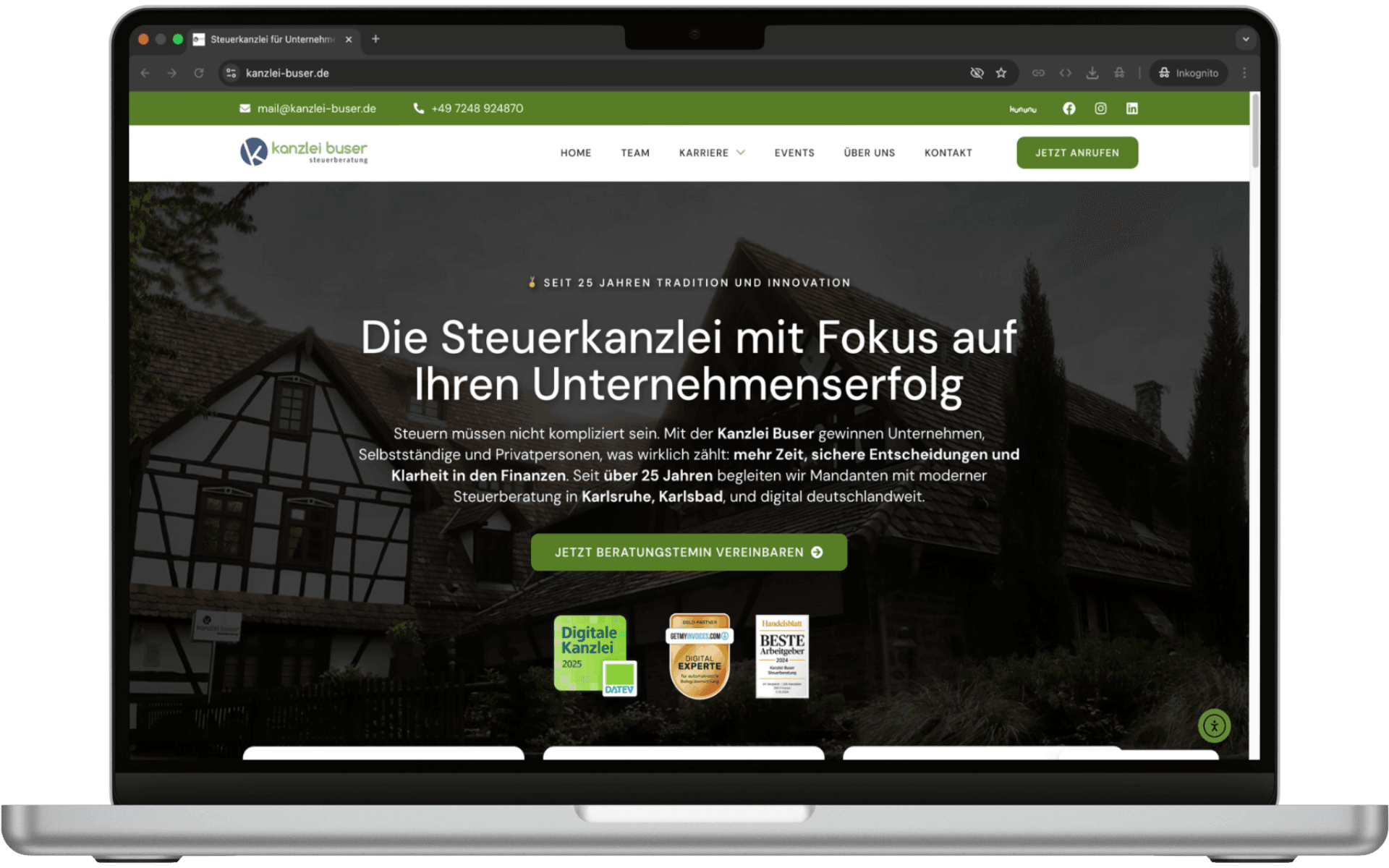 Kundenwebsite auf einem MacBook – Beispiel für professionelles Webdesign