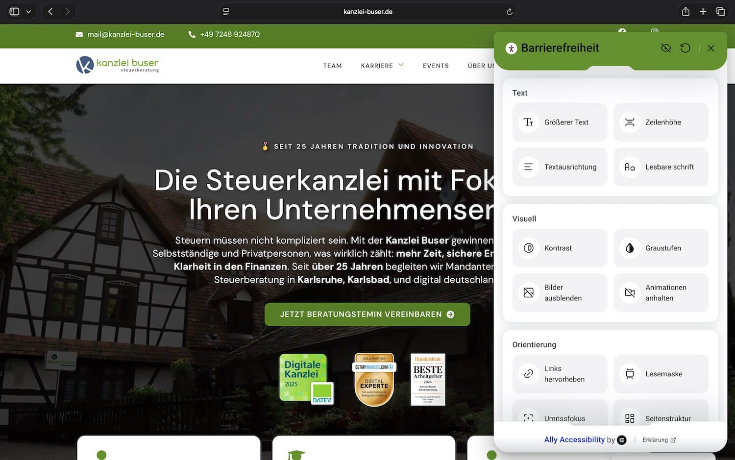 Screenshot der Kanzlei-Buser-Website mit geöffnetem Barrierefreiheits-Menü und Optionen für Text, Kontrast und Orientierung.