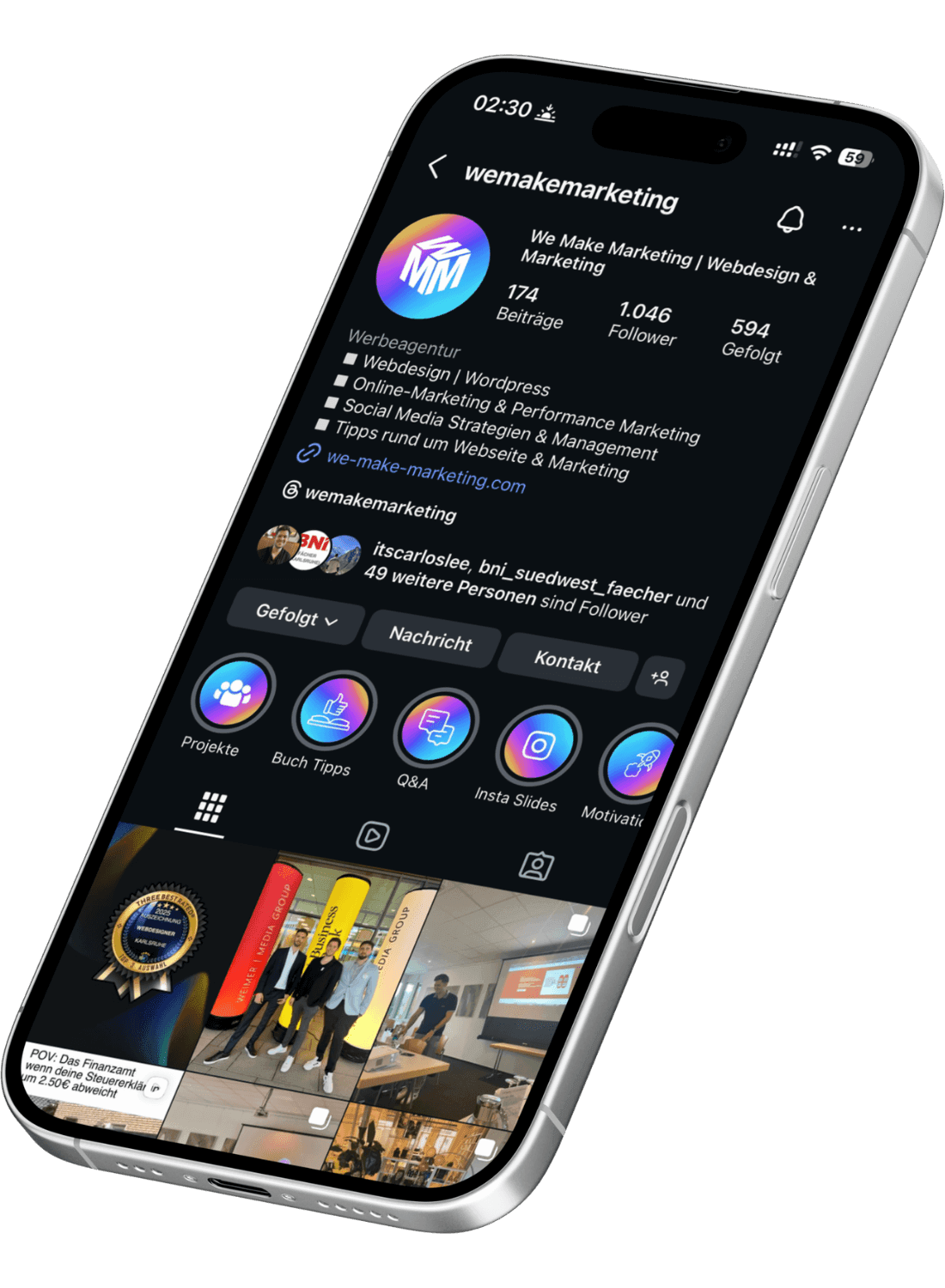 Schräg fotografiertes Smartphone mit geöffnetem Instagram-Profil der Agentur „wemakemarketing“ im Dark Mode.