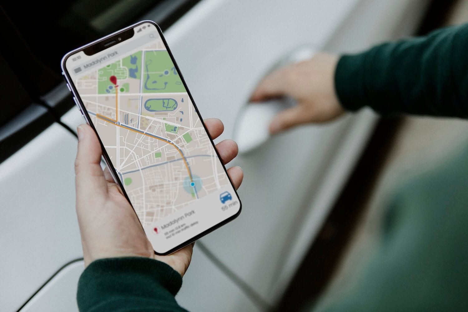 Person hält ein Smartphone mit geöffnetem Google Maps – Beispiel für lokale Sichtbarkeit