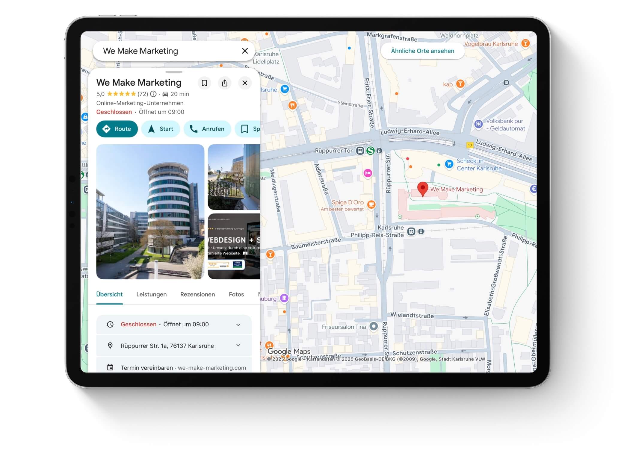 Tablet zeigt ein Google-Maps-Unternehmensprofil mit Bewertungen und Standort-Pin in Karlsruhe.