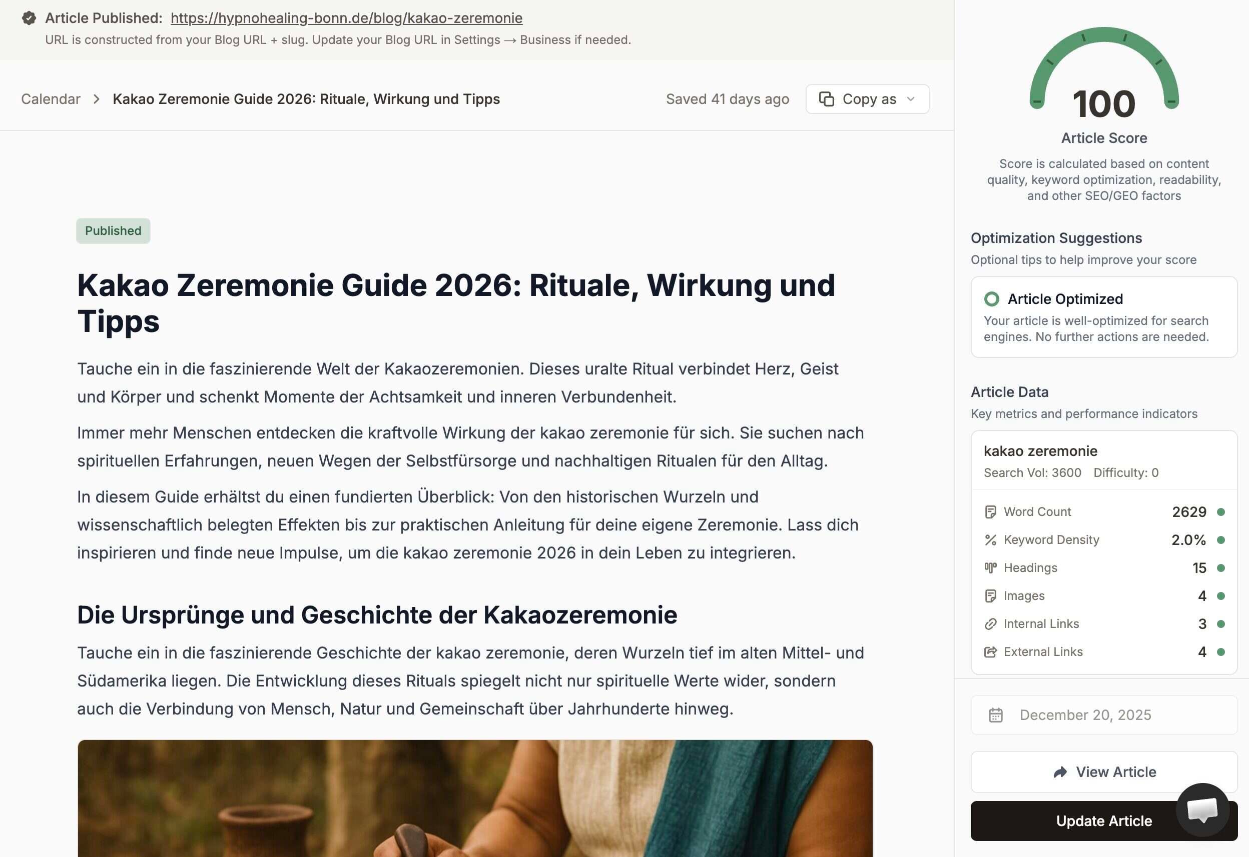 Screenshot eines Blogartikels „Kakao Zeremonie Guide 2026“ mit SEO-Score 100 und Optimierungshinweisen.