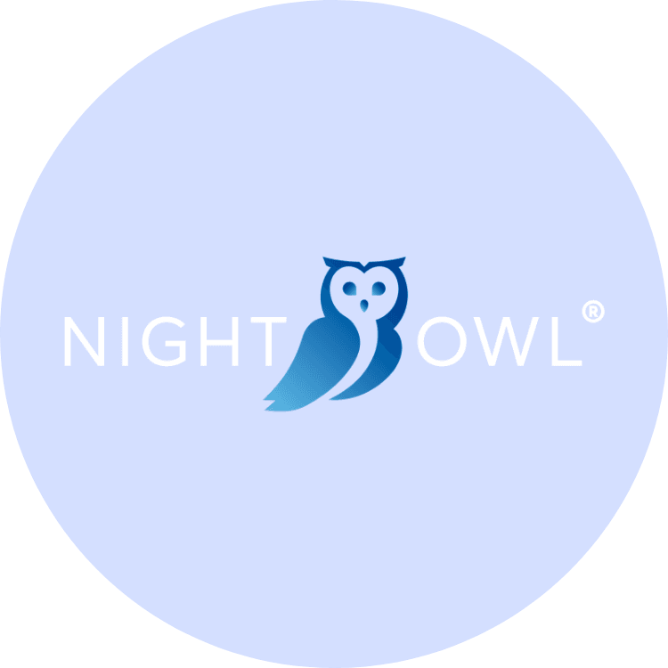 Night Owl Logo mit stilisierter blauer Eule und Schriftzug auf hellblauem, rundem Hintergrund.